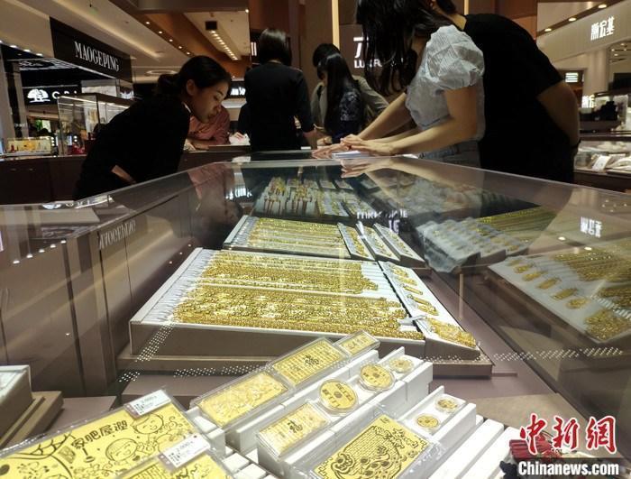 資料圖：民眾在商場(chǎng)購(gòu)買(mǎi)黃金飾品。 <a target='_blank' href='/'>中新社</a>記者 呂明 攝