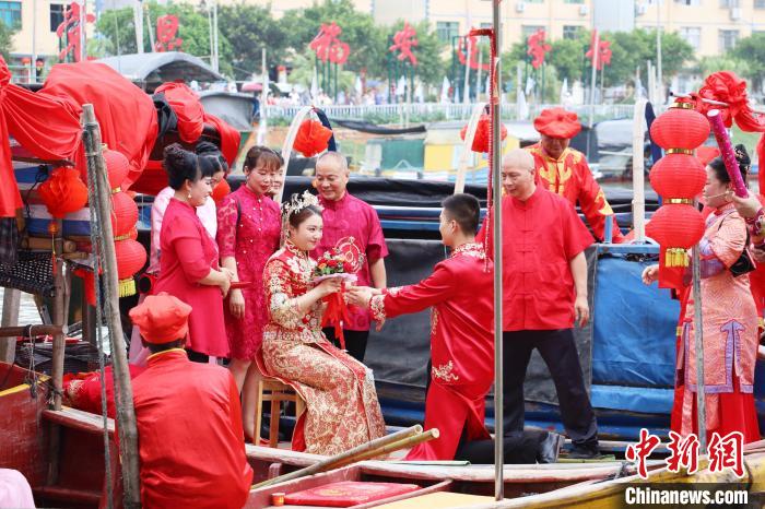 連家船民婚俗秀之迎親禮和成親禮?！×珠派?攝