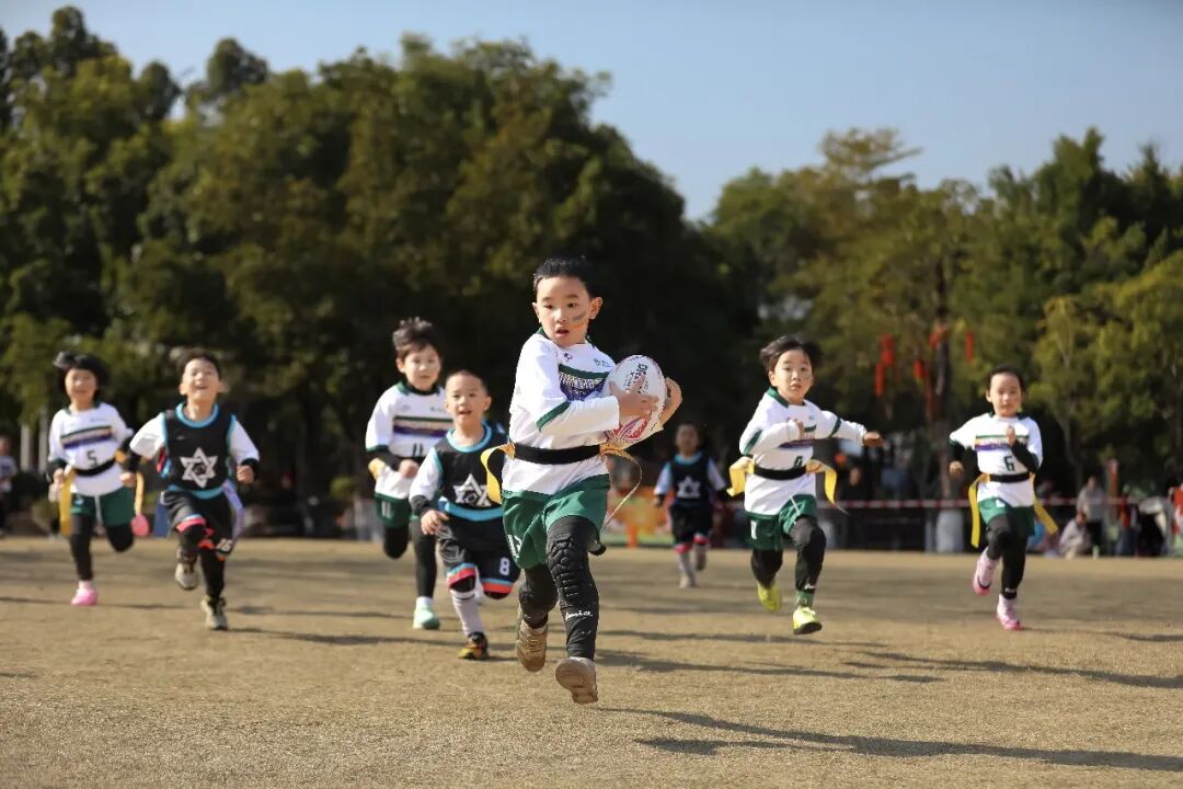 福建省福州市兒童公園，幼兒組隊(duì)員正在進(jìn)行橄欖球比賽。謝貴明攝（人民視覺(jué)）