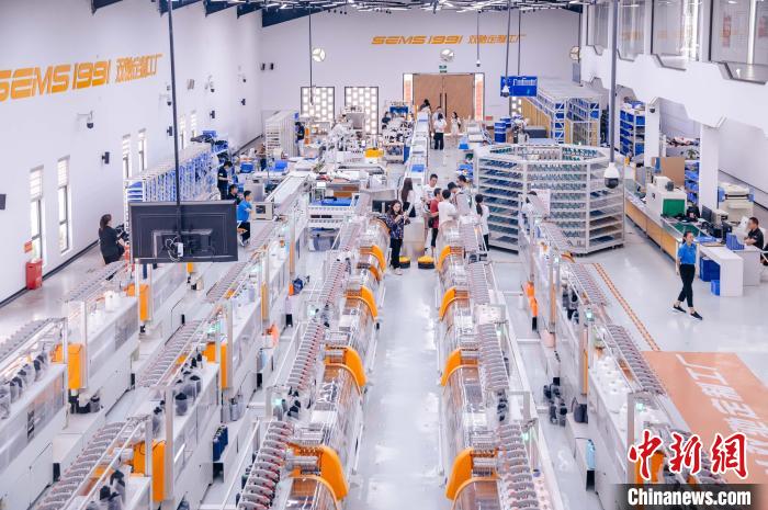 “高質(zhì)量發(fā)展調(diào)研行”主題采訪活動(dòng)來(lái)到福建莆田雙馳鞋業(yè)個(gè)性化定制示范工廠?！±钅宪?攝