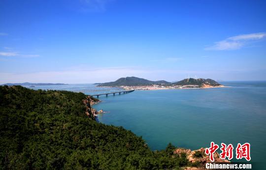 煙臺環(huán)境優(yōu)美、氣候宜人，遍布的海水浴場、濱海觀光景點為游艇帆船產(chǎn)業(yè)發(fā)展創(chuàng)造了條件。(資料圖) 楊兵 攝