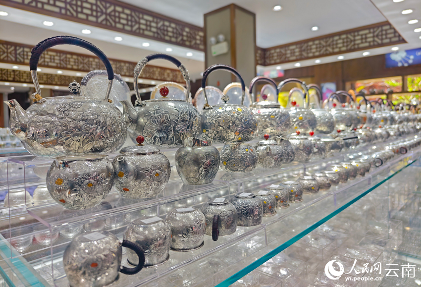 新華村一家銀器店里的各類銀器。人民網(wǎng)記者 符皓攝